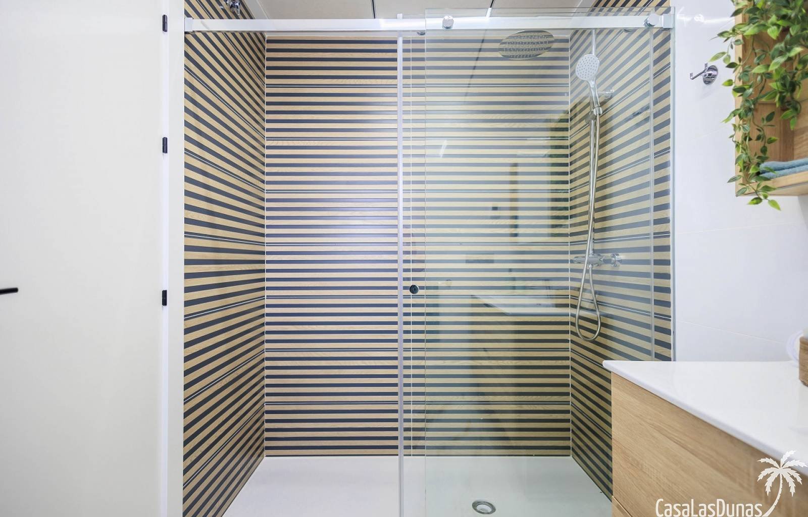  Diese neun Doppelhaushälften mit drei Schlafzimmern und drei Bädern verfügen alle über einen privaten Parkplatz auf ihrem eigenen Privatgrundstück, e