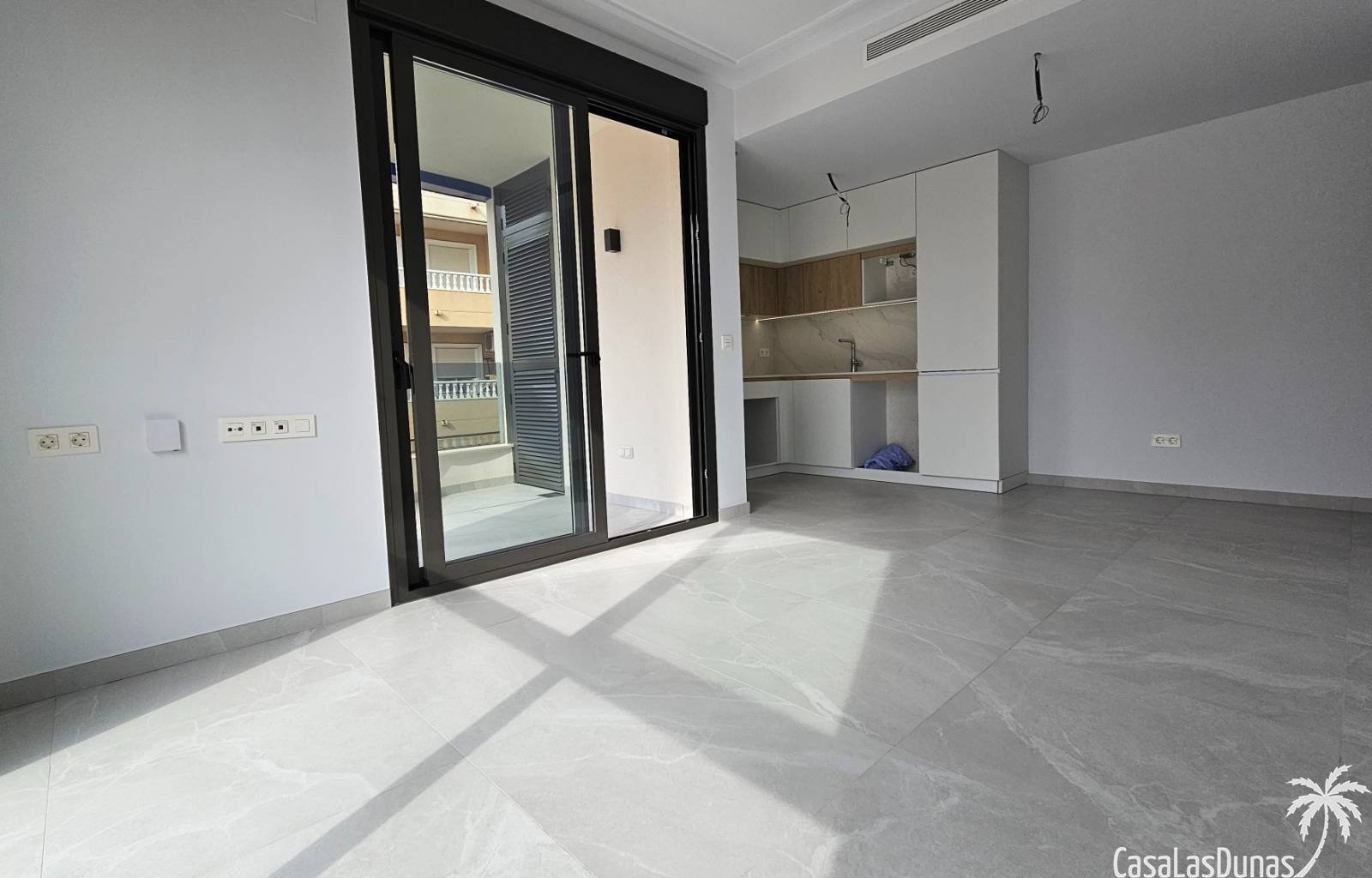  Diese wunderschöne Wohnung, nur wenige Gehminuten vom Sandstrand von Torrevieja entfernt, ist brandneu und wurde noch nie genutzt! Das Haus wurde im 