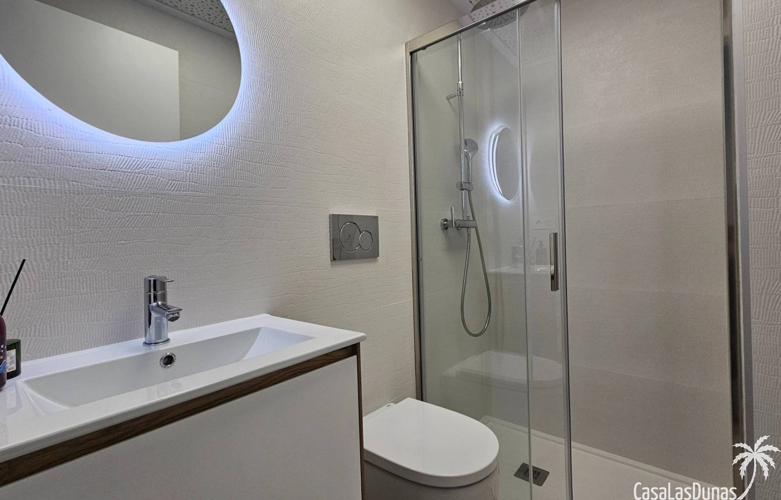  Diese wunderschöne Wohnung, nur wenige Gehminuten vom Sandstrand von Torrevieja entfernt, ist brandneu und wurde noch nie genutzt! Das Haus wurde im 