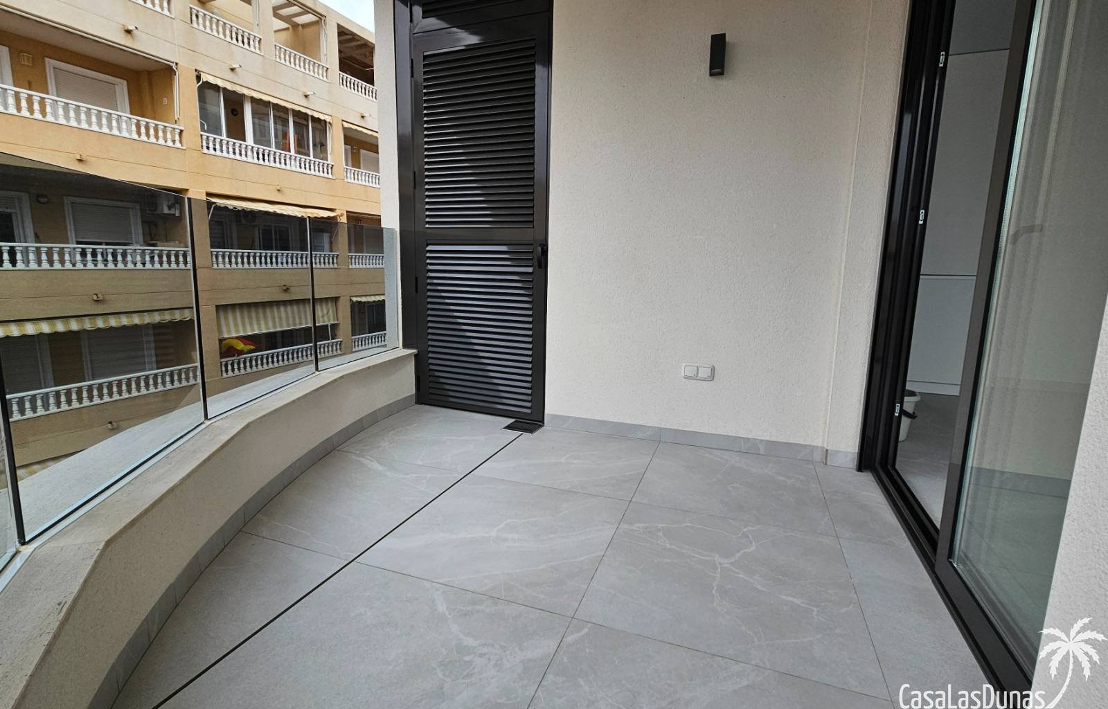  Diese wunderschöne Wohnung, nur wenige Gehminuten vom Sandstrand von Torrevieja entfernt, ist brandneu und wurde noch nie genutzt! Das Haus wurde im 