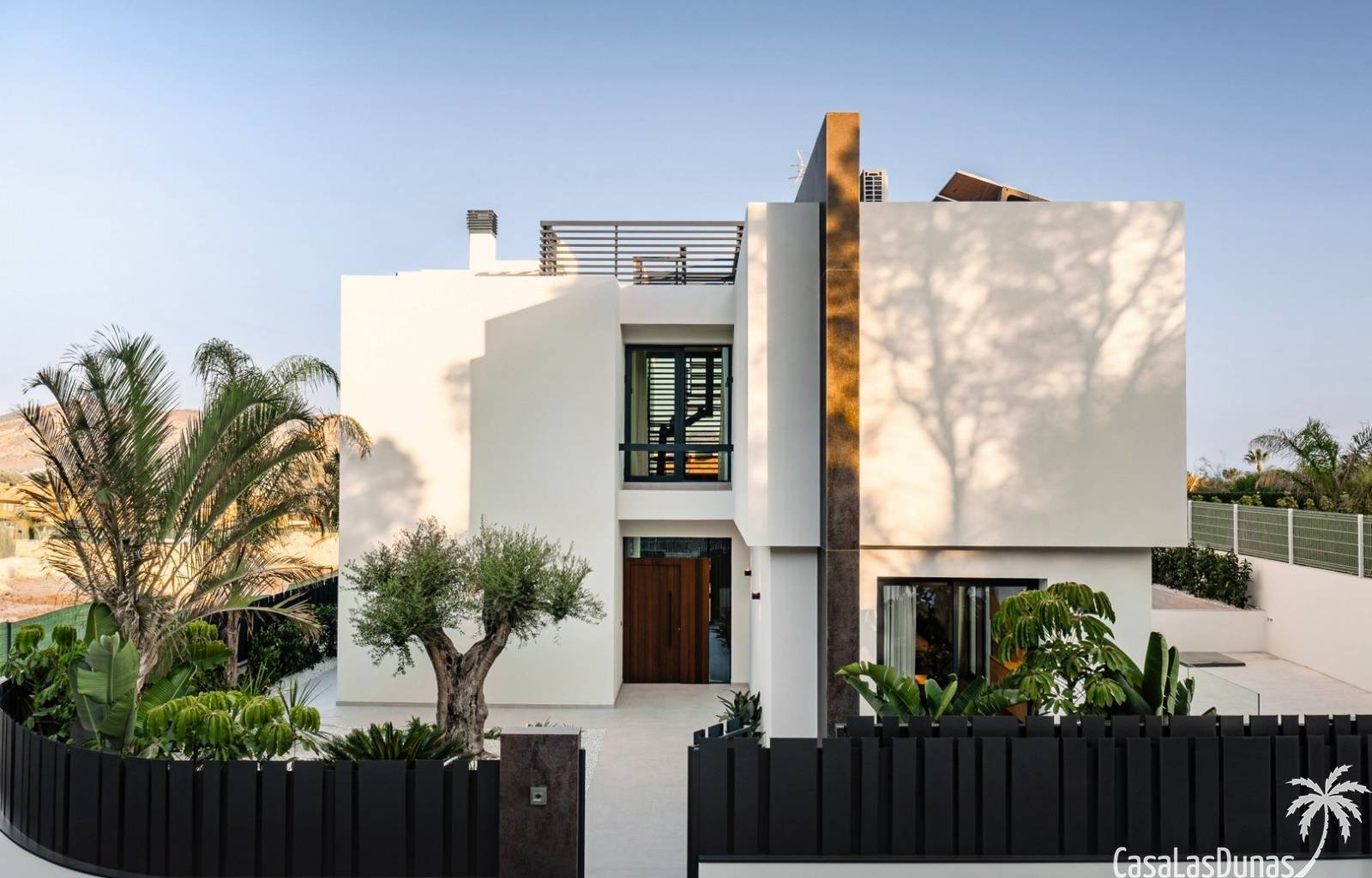  Diese Residenz liegt in der Nähe der Wohnanlage Coblanca in Benidorm und besteht aus 9 einzelnen Villen, jede mit einem privaten Garten mit einheimis