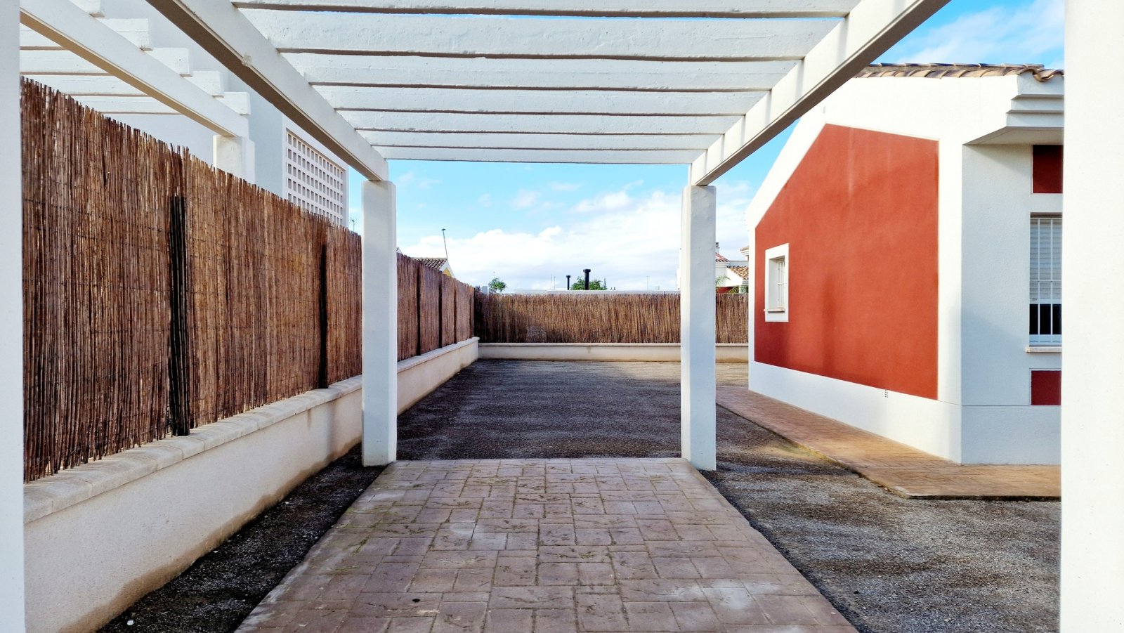  In der ruhigen Gegend von Purias gelegen, bietet diese exklusive Sammlung von 13 unabhängigen Wohnhäusern eine ideale Umgebung für diejenigen, die ei