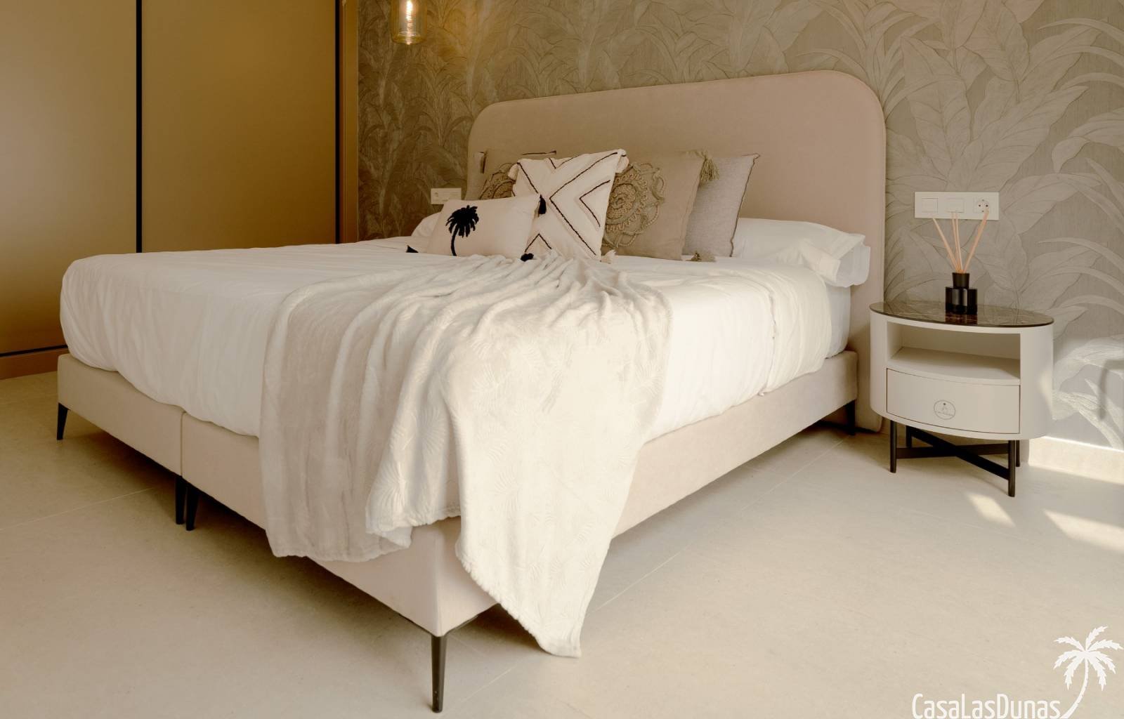  Entdecken Sie diese herrlichen Villen in Rojales. Jede Villa verfügt über 3 Schlafzimmer und 3 Badezimmer, zwei davon en-suite. Diese modernen Häuser