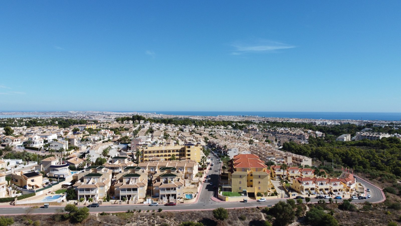  Im prestigeträchtigen Res. Las Filipinas gelegen, bietet dieser Wohnkomplex eine exklusive Auswahl von 11 Immobilien, darunter Apartments, Erdgeschos