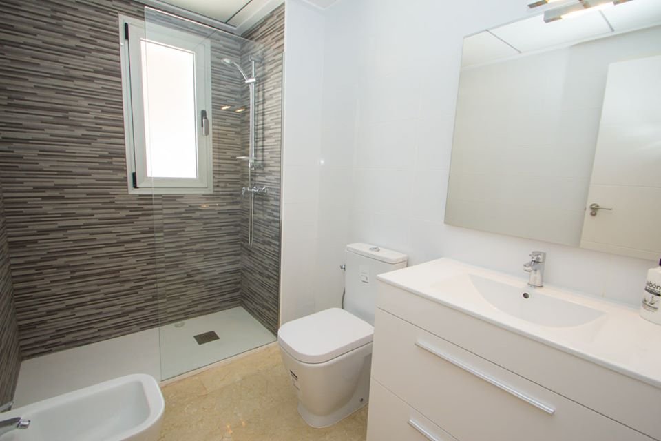  Im prestigeträchtigen Res. Las Filipinas gelegen, bietet dieser Wohnkomplex eine exklusive Auswahl von 11 Immobilien, darunter Apartments, Erdgeschos