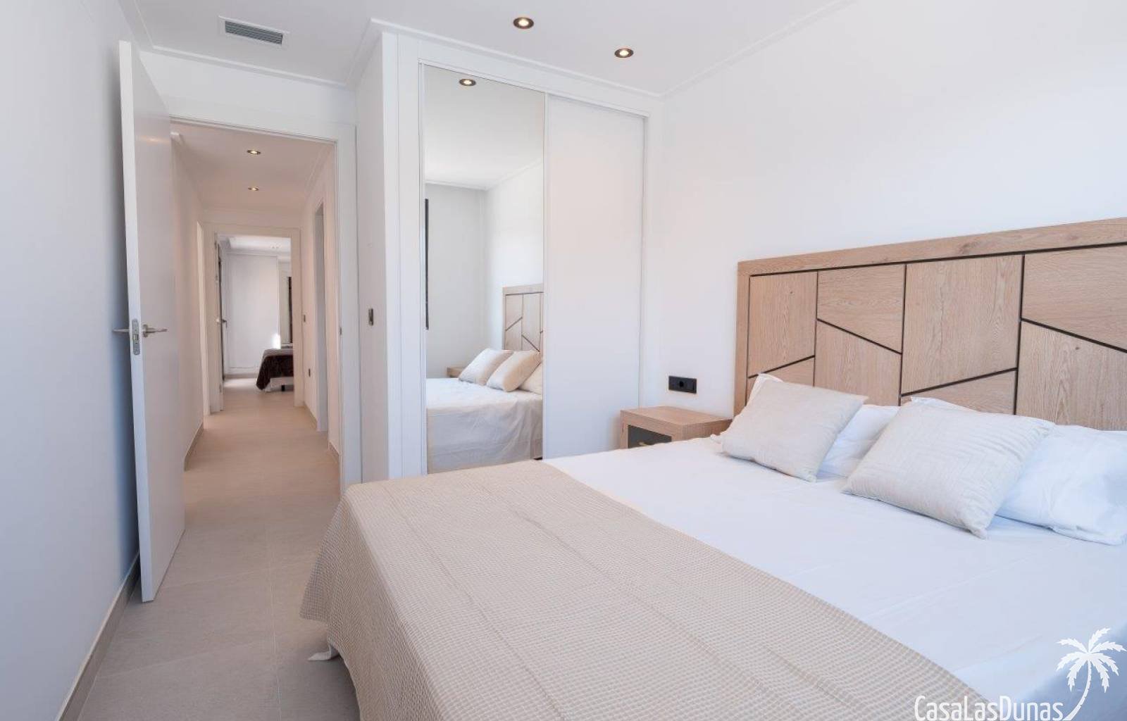  Im Herzen der Wohnanlage La Marina, in einer ruhigen Gegend, liegt dieses neue Projekt mit 15 freistehenden Villen und Doppelhaushälften. Alle Häuser