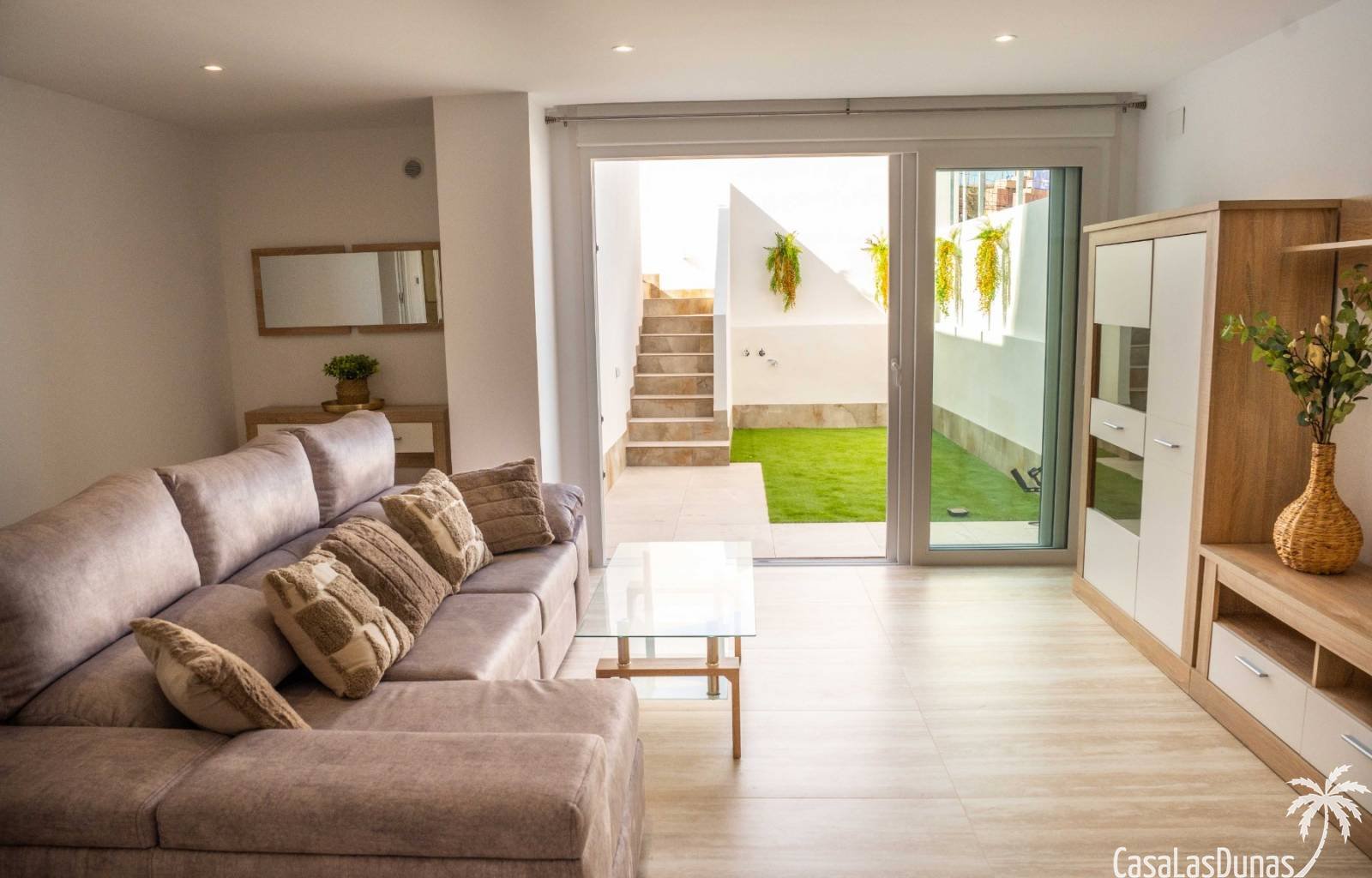  Diese Villa ist schlüsselfertig und sofort bezugsfertig! Sie befindet sich am Golfplatz La Marquesa in Quesada. Sie besteht aus drei Ebenen: einem Un