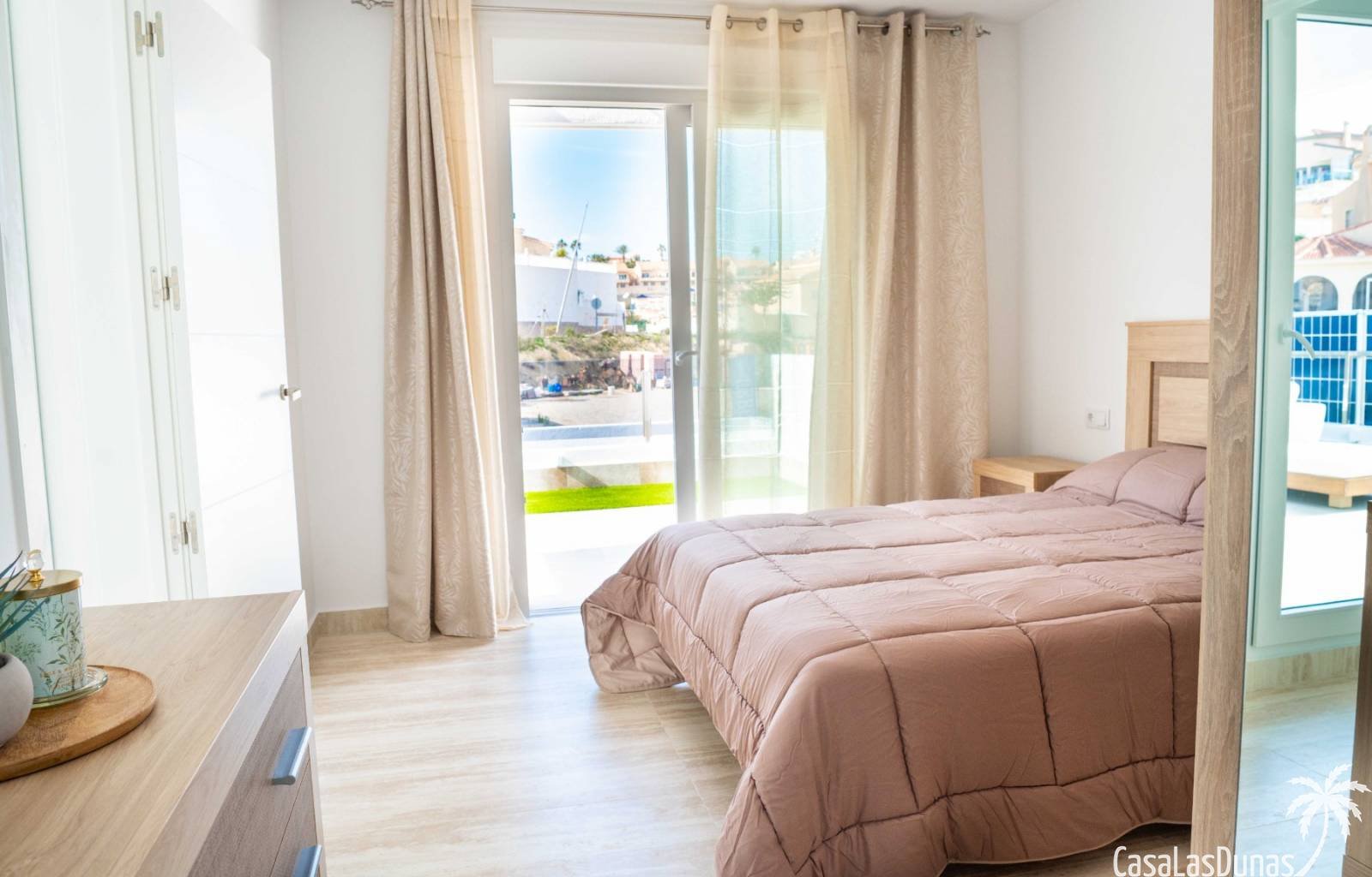  Diese Villa ist schlüsselfertig und sofort bezugsfertig! Sie befindet sich am Golfplatz La Marquesa in Quesada. Sie besteht aus drei Ebenen: einem Un