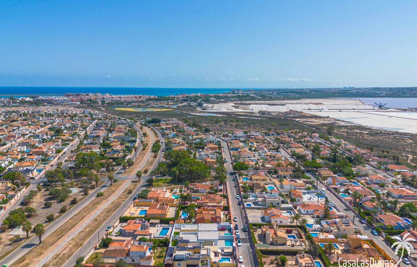  Tauchen Sie ein in eine Welt voller Komfort und Eleganz mit diesen neuen Villen in Los Balcones, Torrevieja. In einer ruhigen und exklusiven Gegend g