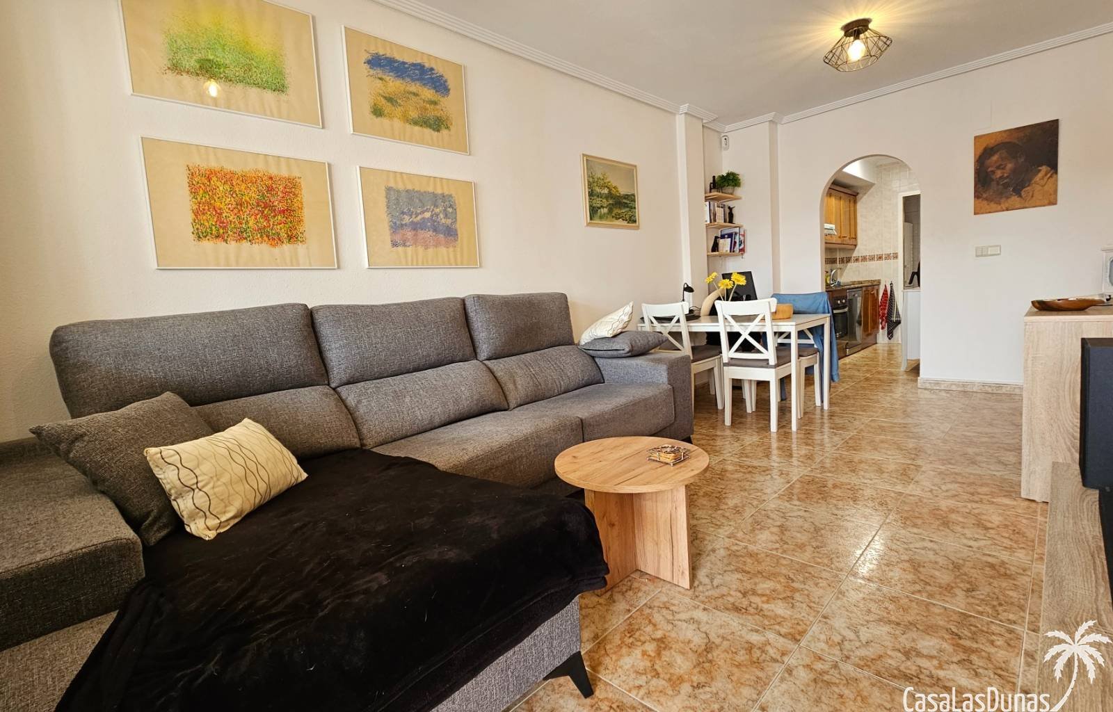  Wir bieten diese herrliche Erdgeschosswohnung mit privatem Garten und Gemeinschaftspool zum Verkauf an. 2 km vom Meer entfernt und umgeben von mehrer