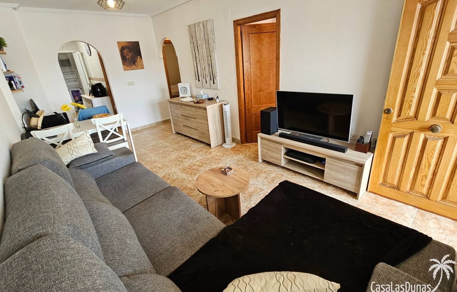  Wir bieten diese herrliche Erdgeschosswohnung mit privatem Garten und Gemeinschaftspool zum Verkauf an. 2 km vom Meer entfernt und umgeben von mehrer