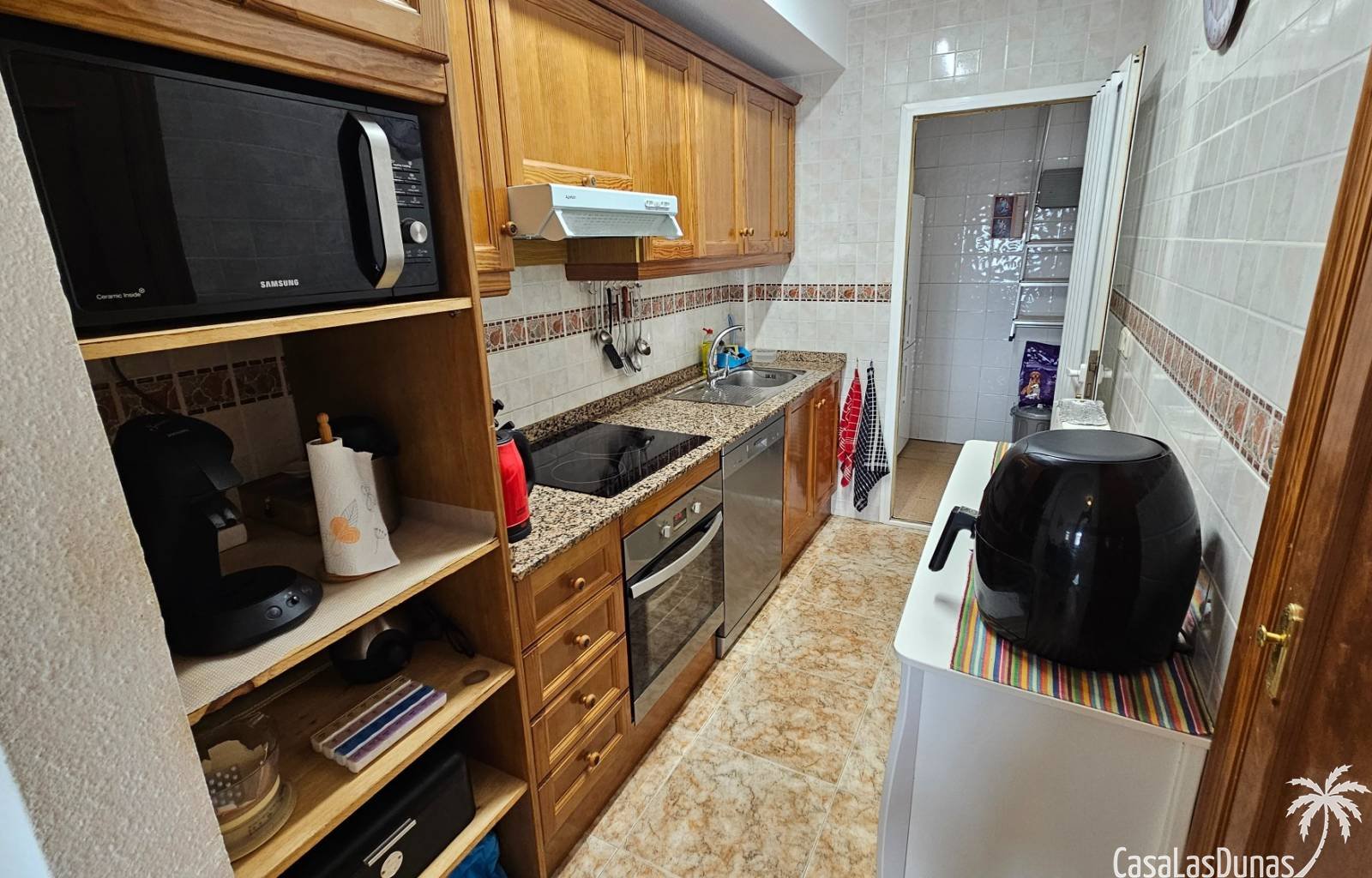  Wir bieten diese herrliche Erdgeschosswohnung mit privatem Garten und Gemeinschaftspool zum Verkauf an. 2 km vom Meer entfernt und umgeben von mehrer