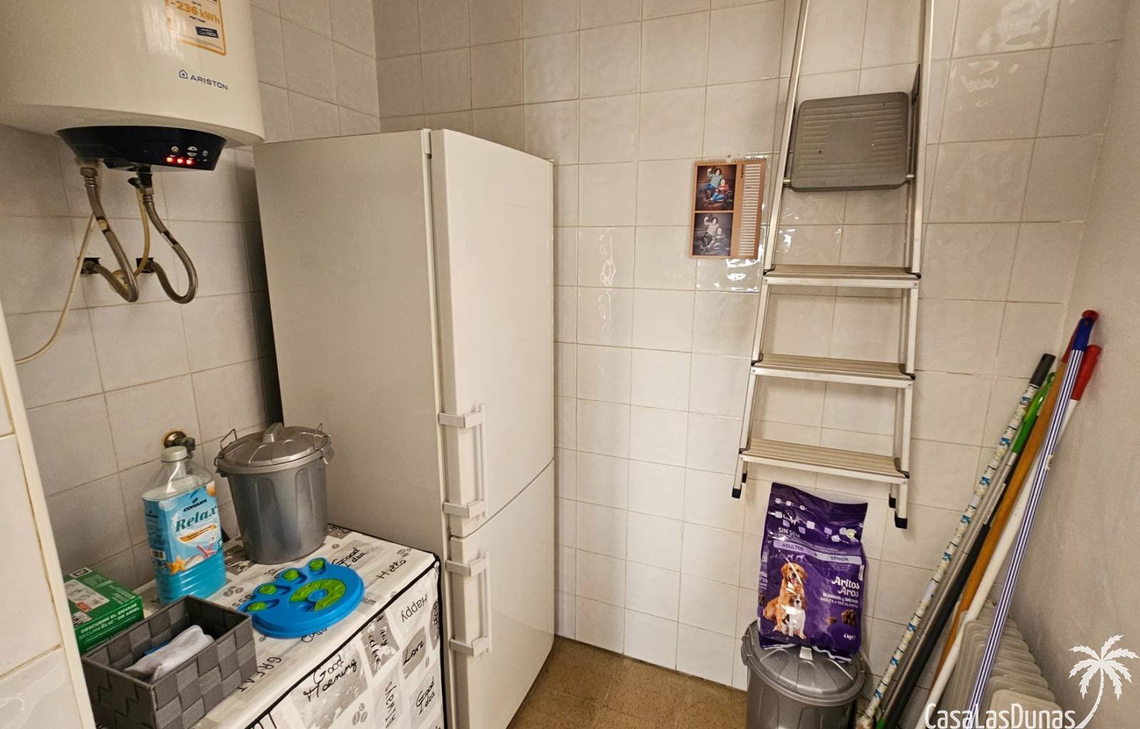  Wir bieten diese herrliche Erdgeschosswohnung mit privatem Garten und Gemeinschaftspool zum Verkauf an. 2 km vom Meer entfernt und umgeben von mehrer