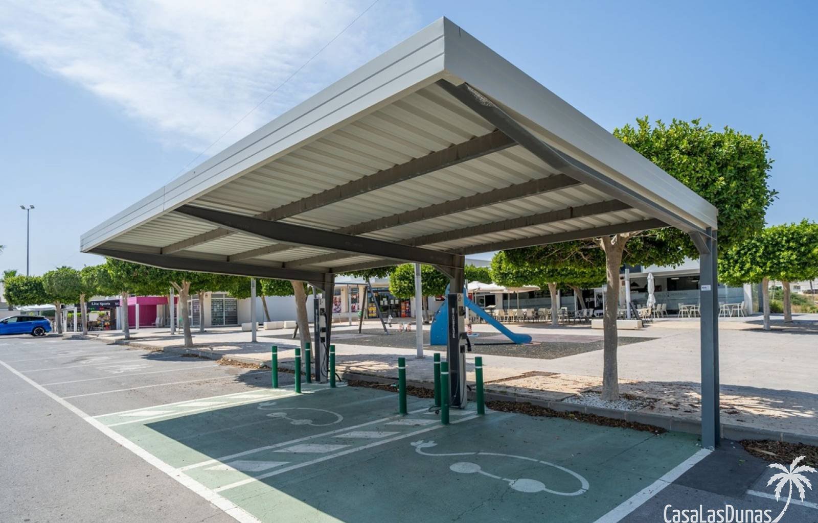  Diese elegante, moderne einstöckige Villa strahlt Ruhe und Luxus aus. Das Haus verfügt über einen geräumigen, offenen Wohn- und Essbereich mit großen