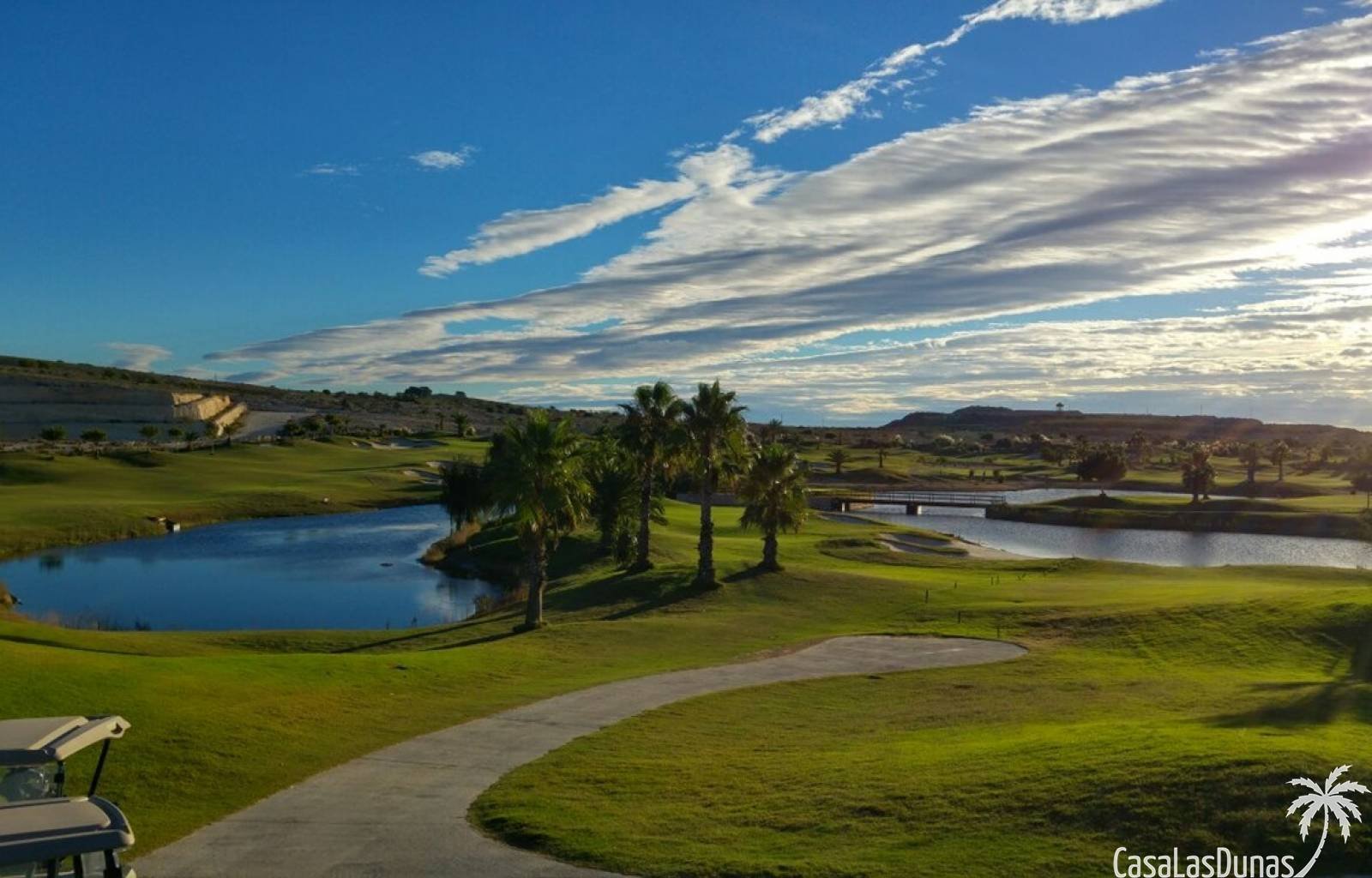  Diese elegante, freistehende Villa vereint moderne Architektur, Komfort und Funktionalität. Das sorgfältig gestaltete zweistöckige Haus bietet einen 