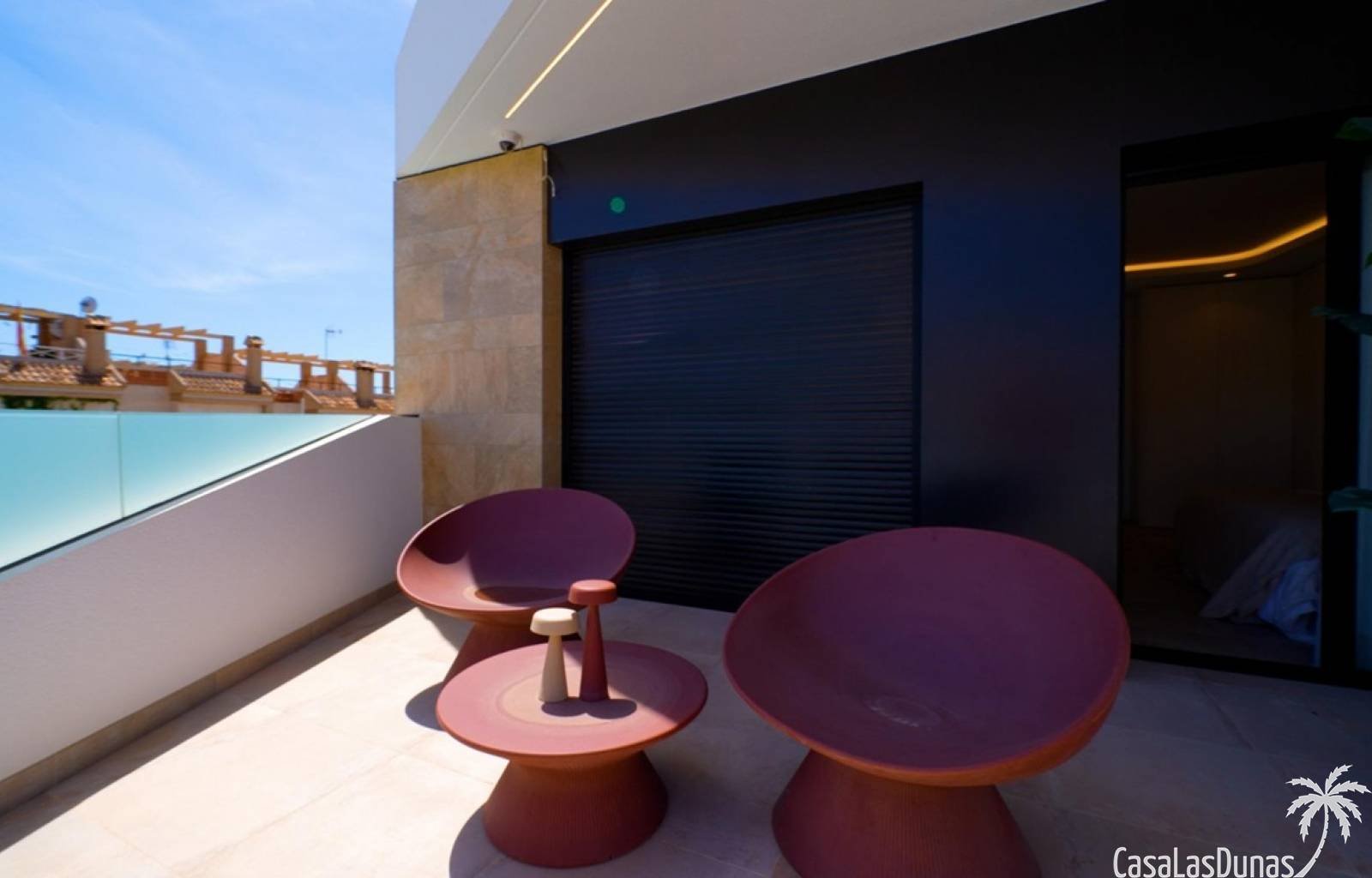  Deze exclusieve villas beschikken over 3 slaapkamers en 3 badkamers, én buitenzwembad, een carport en een fraai aangelegde tuin. Gelegen in het zonni