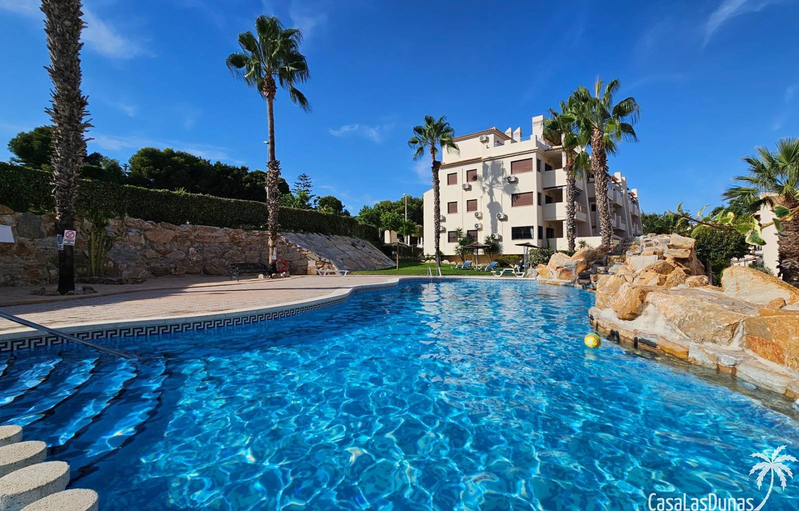  Diese schöne Erdgeschosswohnung an den Ramblas an der Costa Blanca Süd liegt nur wenige Schritte von Restaurants, Bars und Geschäften entfernt. Sie v