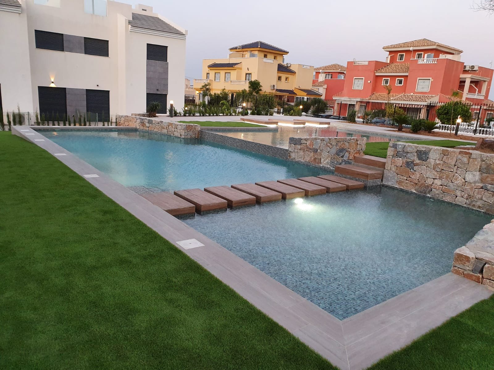  In der charmanten Stadt Torrevieja gelegen, bietet diese Wohnanlage eine Auswahl von 26 Bungalows, die in zwei Typen unterteilt sind: High-Bungalow u