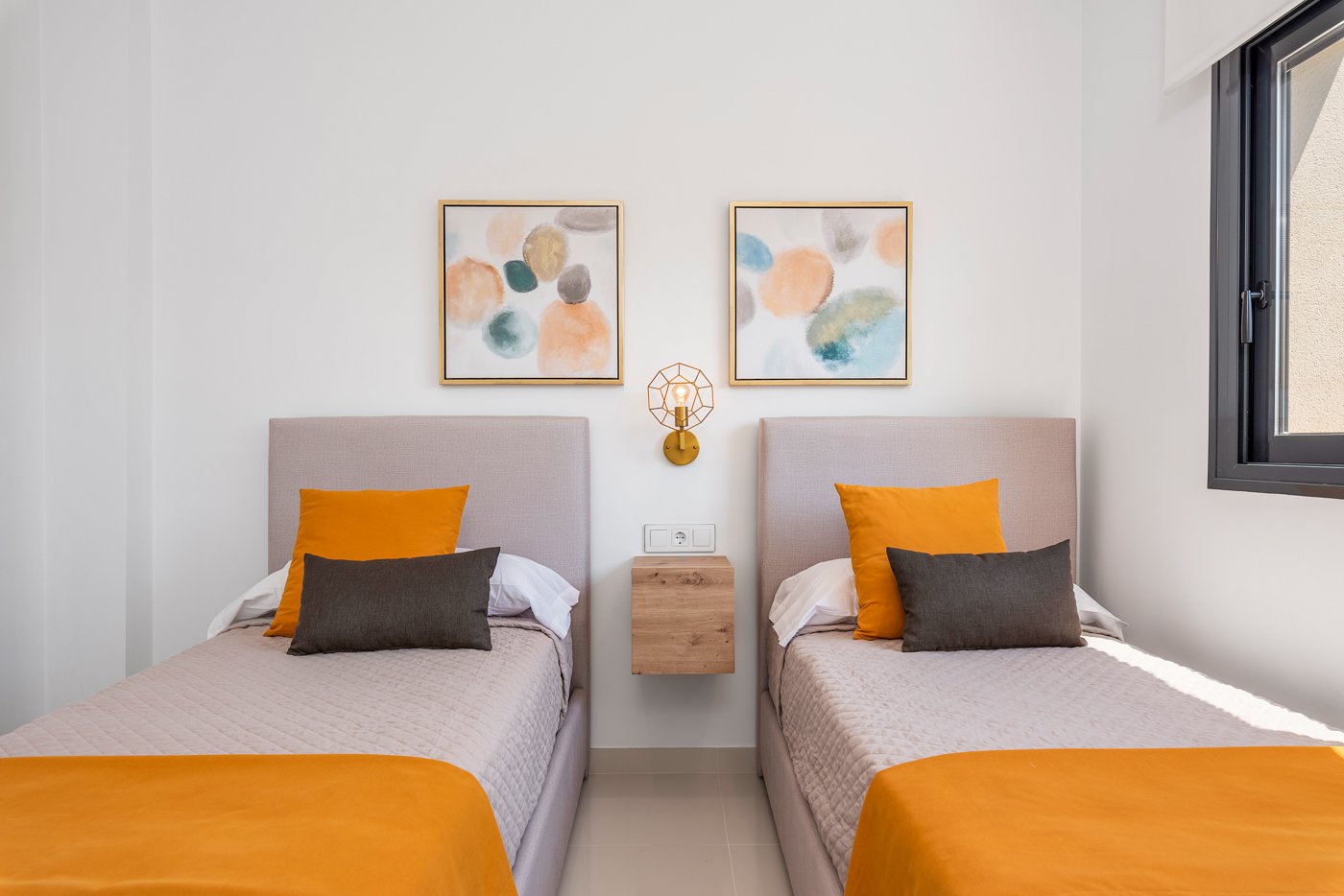  In der exklusiven Gegend von Playa Paraiso gelegen, bietet dieser Komplex von 13 freistehenden Häusern eine privilegierte Umgebung nur 1 km vom Meer 