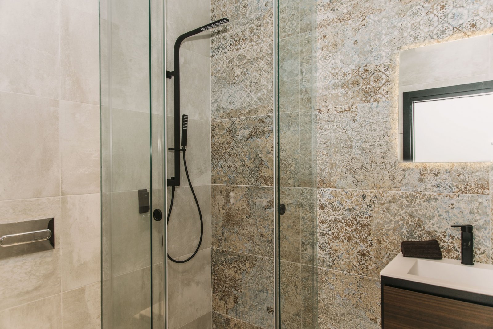  In der charmanten Stadt Rojales gelegen, bietet diese exklusive Sammlung von Villen ein einzigartiges Wohnerlebnis. Mit nur fünf verfügbaren Immobili