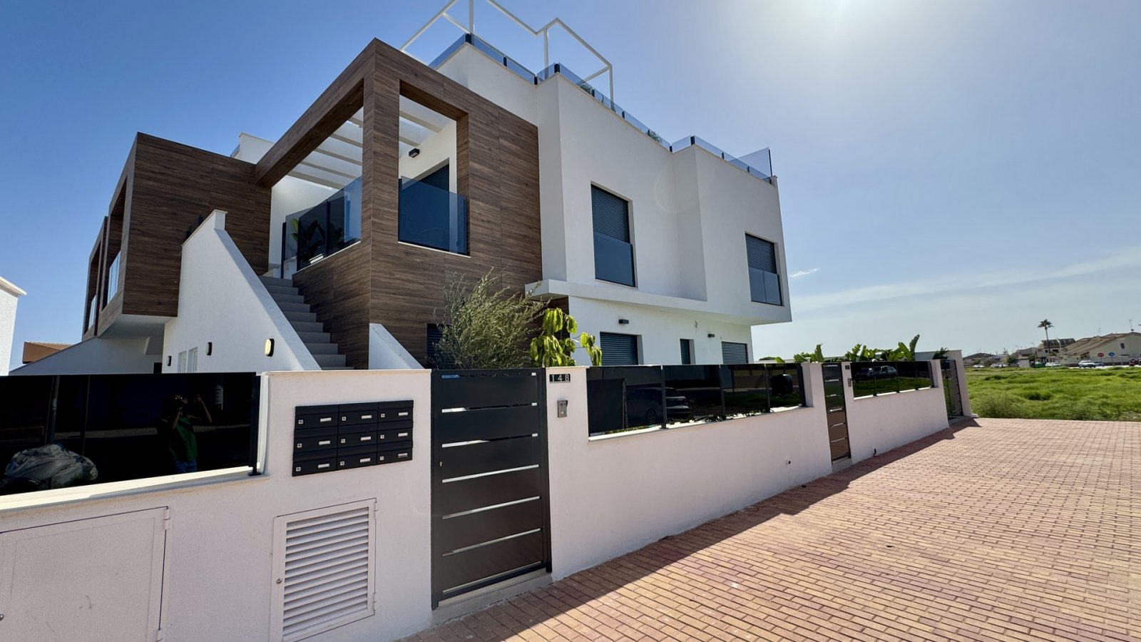  In der charmanten Ortschaft San Pedro del Pinatar gelegen, bietet diese Wohnanlage eine exklusive Auswahl an hohen und niedrigen Bungalows. Mit insge