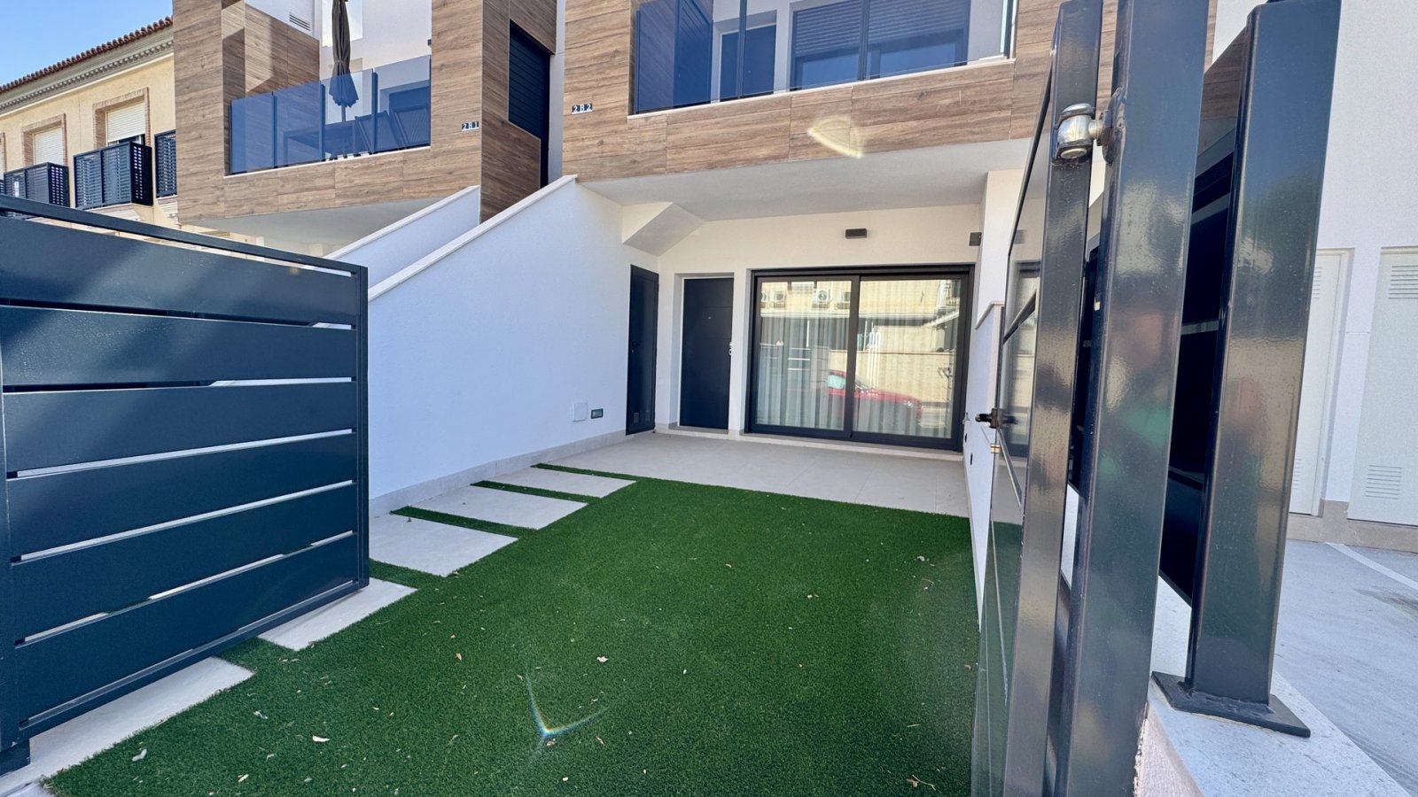  In der charmanten Ortschaft San Pedro del Pinatar gelegen, bietet diese Wohnanlage eine exklusive Auswahl an hohen und niedrigen Bungalows. Mit insge