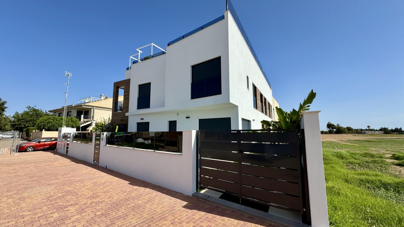  In der charmanten Ortschaft San Pedro del Pinatar gelegen, bietet diese Wohnanlage eine exklusive Auswahl an hohen und niedrigen Bungalows. Mit insge