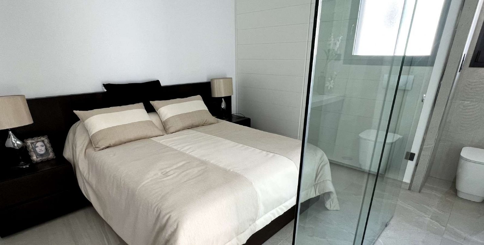  In der charmanten Stadt Rojales gelegen, bietet diese exklusive Sammlung von 7 freistehenden Häusern eine ideale Umgebung für diejenigen, die Ruhe un