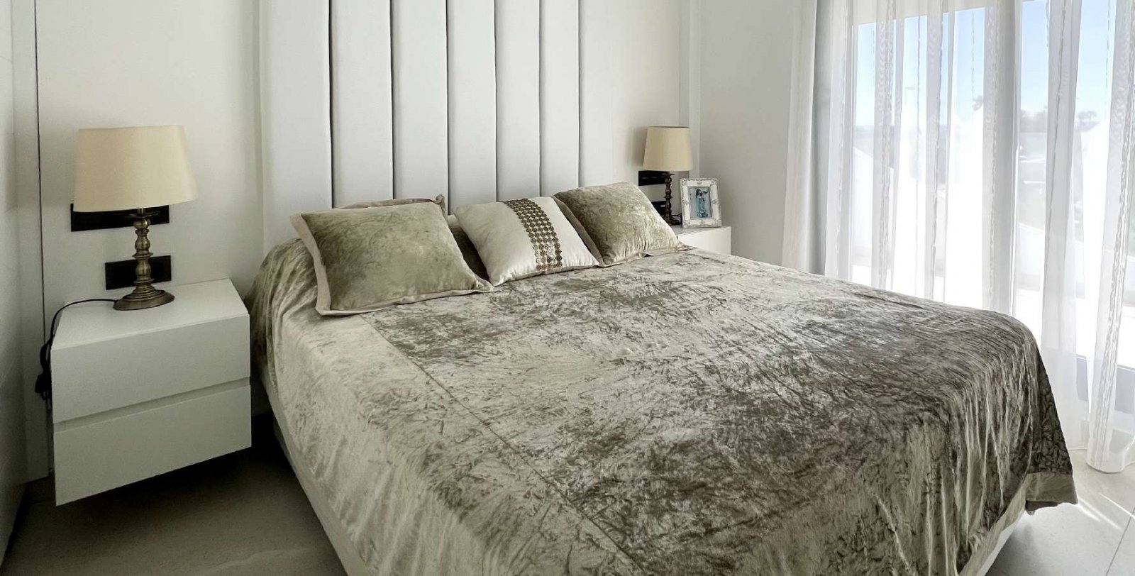  In der charmanten Stadt Rojales gelegen, bietet diese exklusive Sammlung von 7 freistehenden Häusern eine ideale Umgebung für diejenigen, die Ruhe un