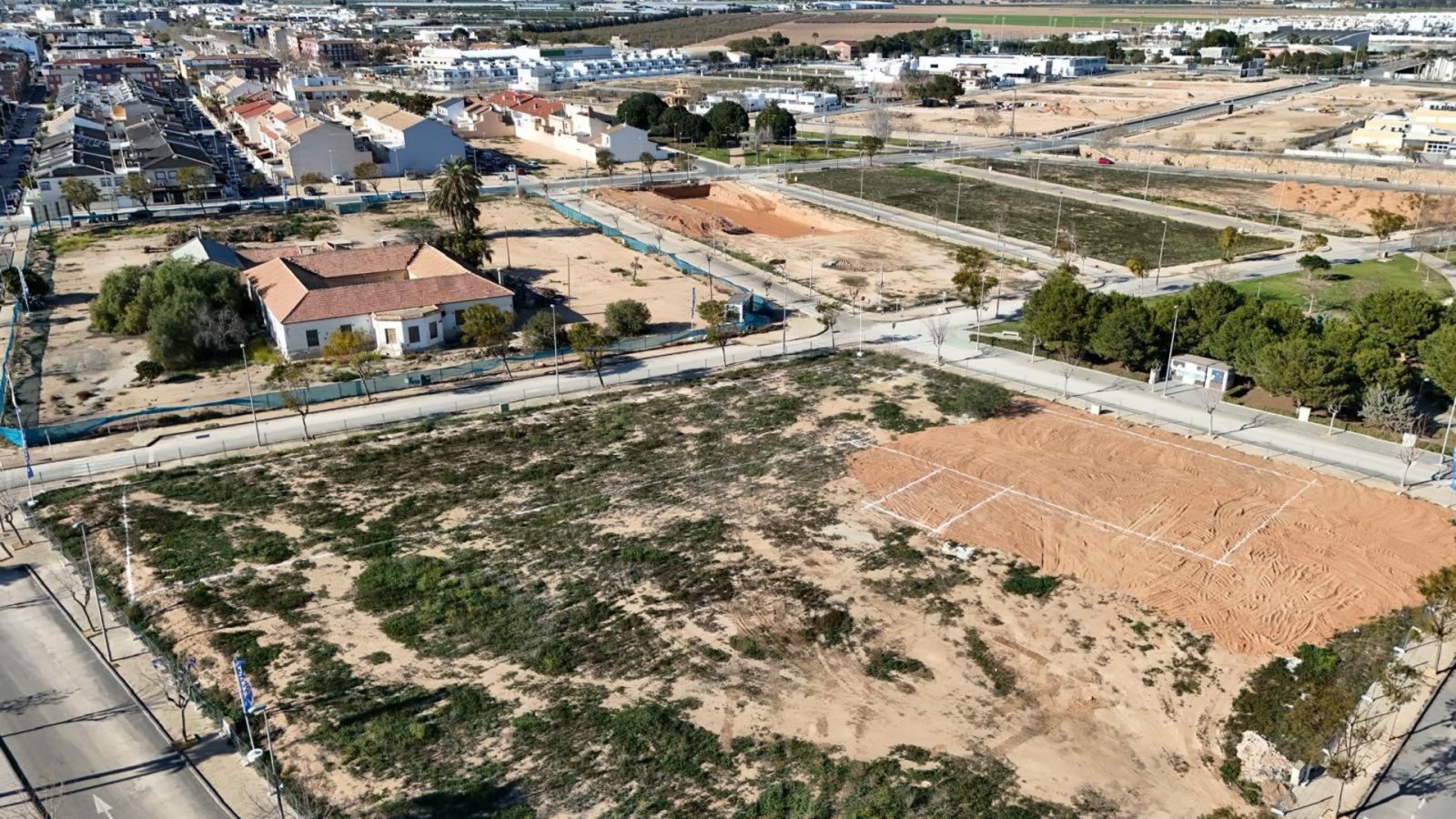  In der charmanten Gemeinde Pilar de la Horadada gelegen, bietet dieser Wohnkomplex eine Auswahl von 22 High-Bungalow und Low-Bungalow Wohnungen. Dies