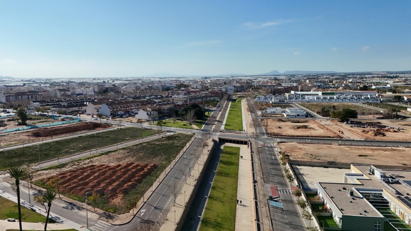  In der charmanten Gemeinde Pilar de la Horadada gelegen, bietet dieser Wohnkomplex eine Auswahl von 22 High-Bungalow und Low-Bungalow Wohnungen. Dies