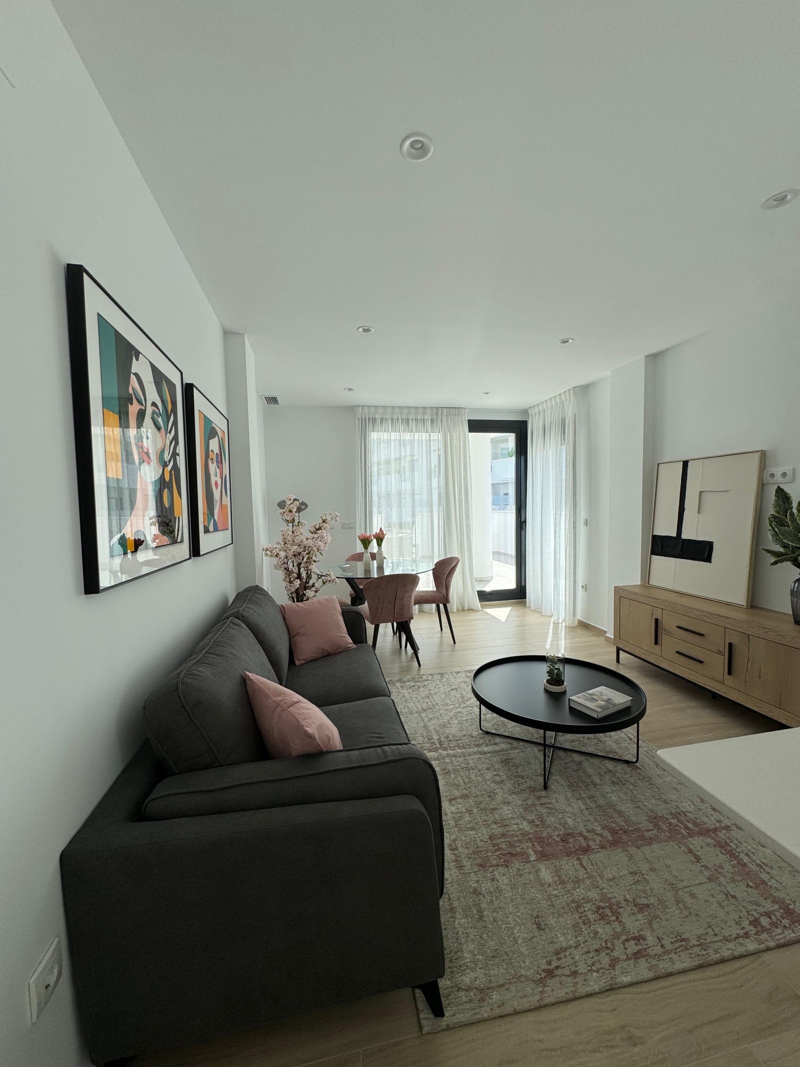  In Torre-Pacheco gelegen, bietet diese Wohnanlage eine Vielzahl von Wohnungen, darunter Apartments, Erdgeschosse und Penthäuser. Mit insgesamt 19 Imm