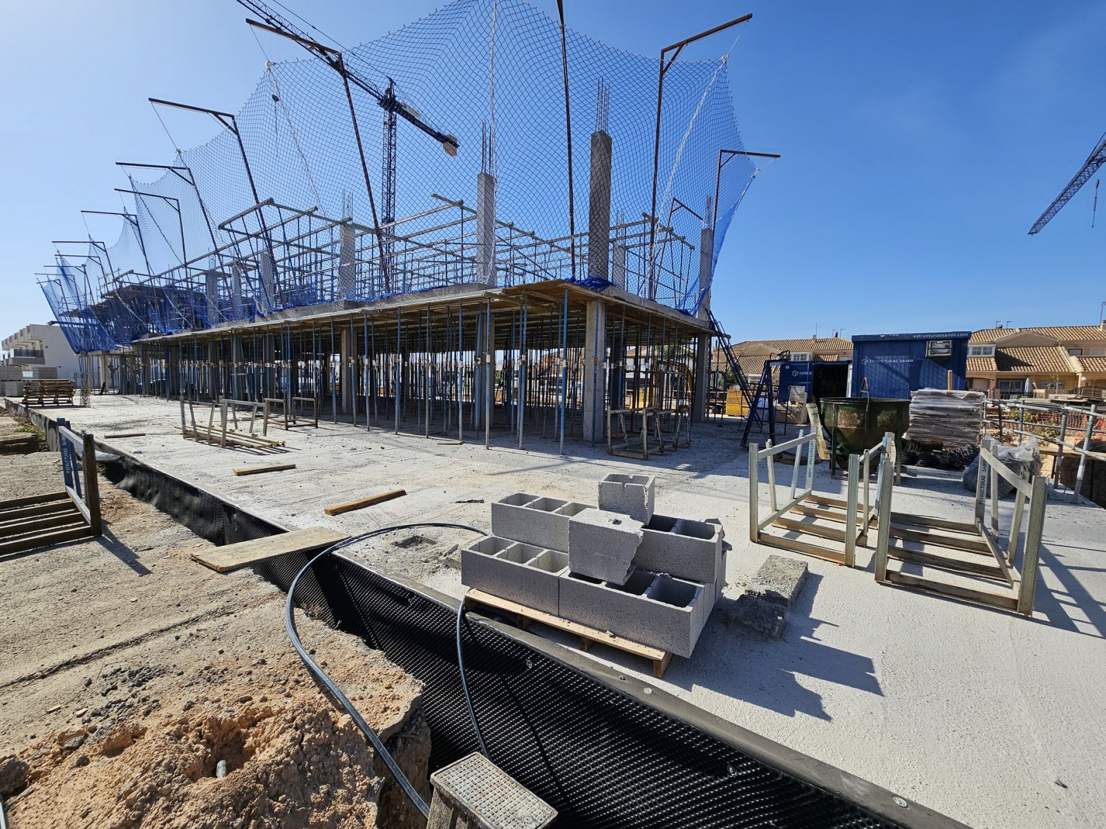  Gelegen im charmanten Torre de la Horadada, bietet diese exklusive Sammlung von 19 Immobilien eine Vielzahl von Wohnmöglichkeiten, die zu verschieden