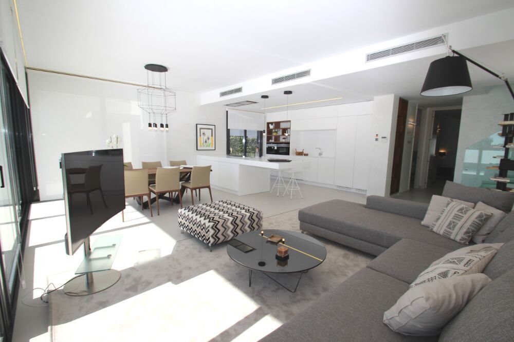  In der charmanten Umgebung von San Miguel de Salinas gelegen, bieten diese Villen einen exklusiven Lebensstil in einer der attraktivsten Gegenden der