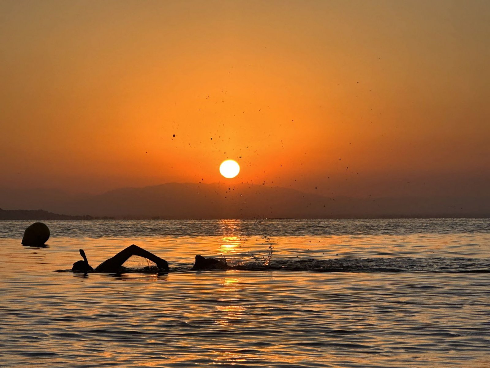  In der exklusiven Gegend von La Manga del Mar Menor gelegen, bietet diese Wohnanlage eine Auswahl von 167 Immobilien, darunter Apartments und Penthäu