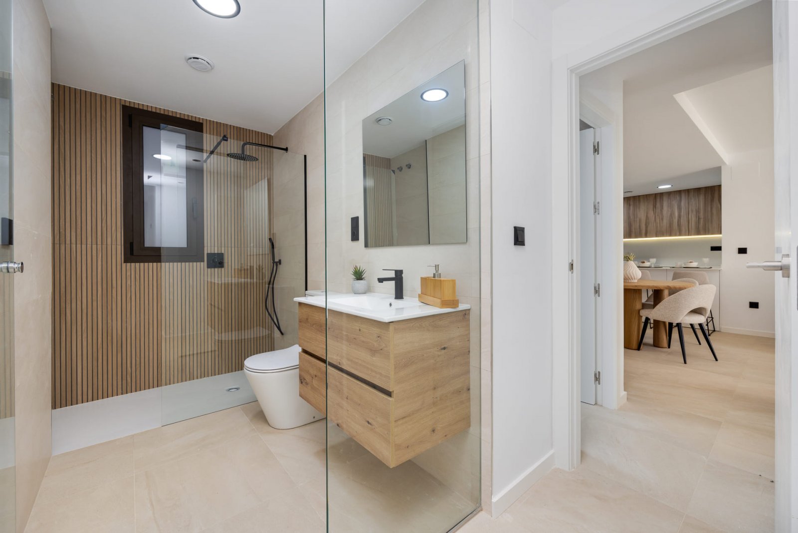  In der charmanten Stadt Los Alcázares gelegen, bietet dieser Wohnkomplex eine Vielzahl von Wohnmöglichkeiten, die sich an unterschiedliche Bedürfniss