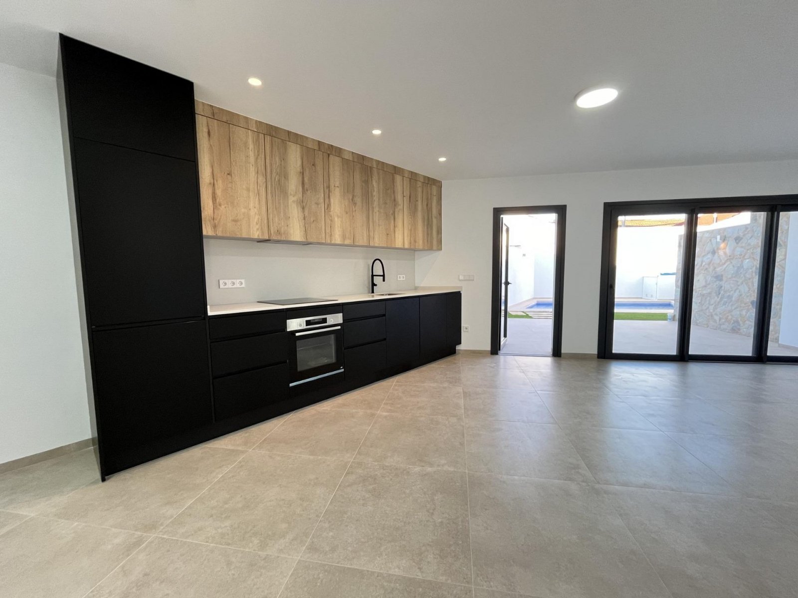  In der charmanten Ortschaft San Pedro del Pinatar gelegen, bietet dieses exklusive freistehende Chalet eine einzigartige Gelegenheit, das Leben an de