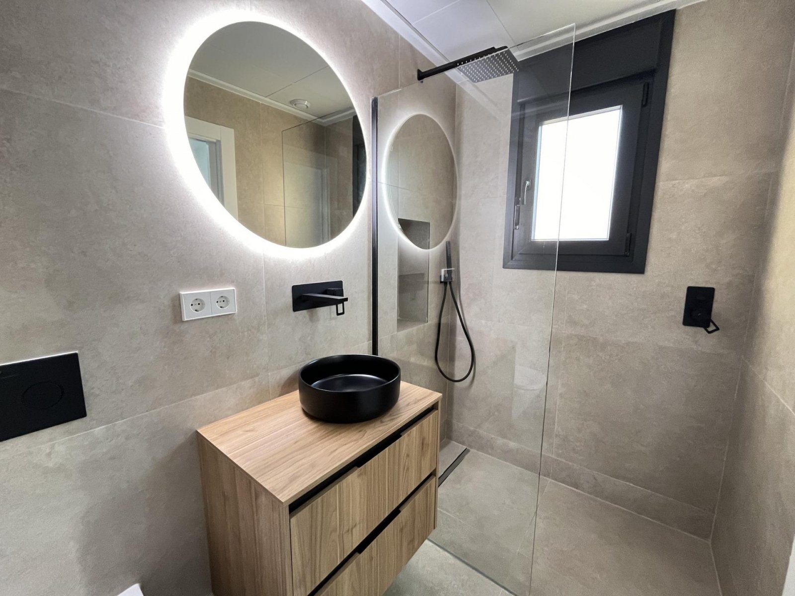  In der charmanten Ortschaft San Pedro del Pinatar gelegen, bietet dieses exklusive freistehende Chalet eine einzigartige Gelegenheit, das Leben an de