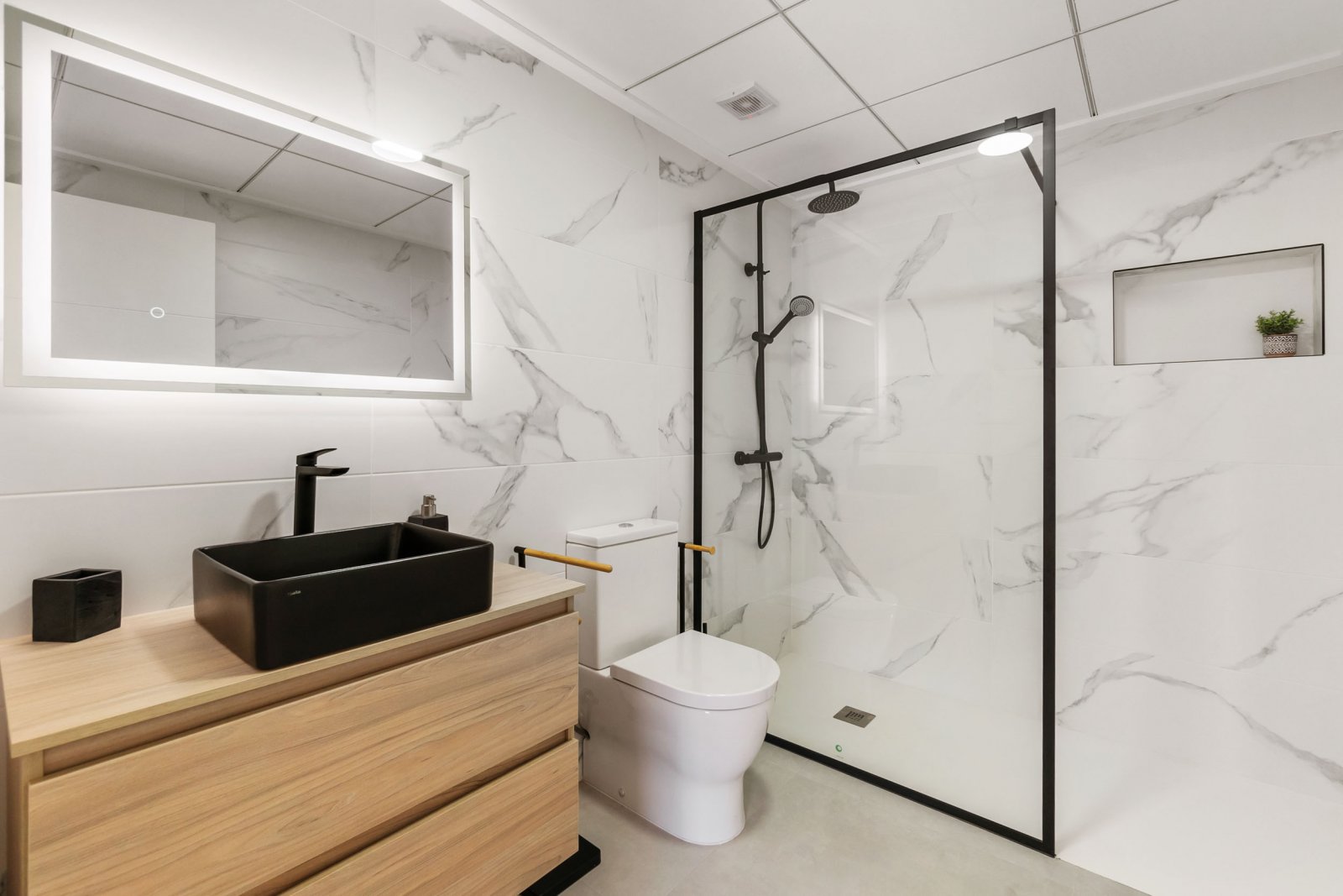  In der charmanten Stadt Santiago de la Ribera gelegen, bietet diese exklusive Sammlung von Reihenhäusern eine ideale Umgebung für diejenigen, die ein