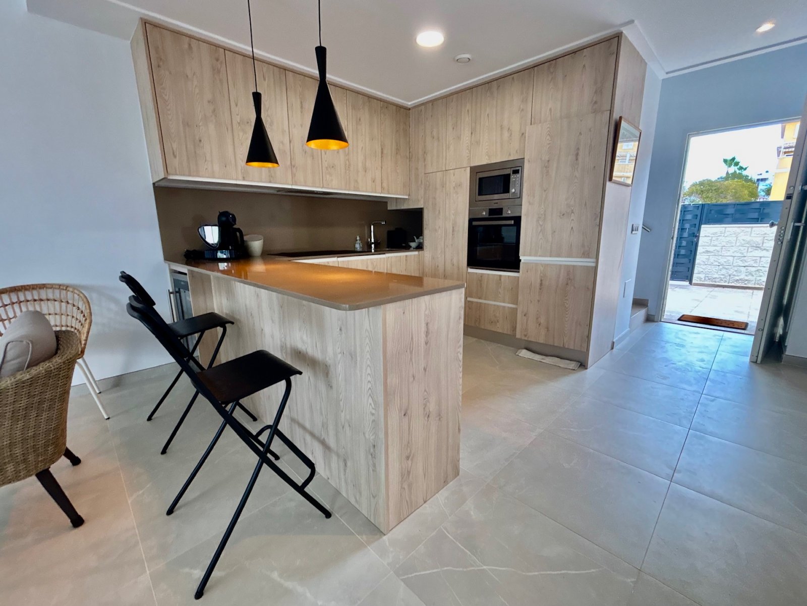  In der charmanten Stadt Benijófar gelegen, bietet dieses exklusive freistehende Chalet eine perfekte Kombination aus Komfort und Stil. Mit einem mode