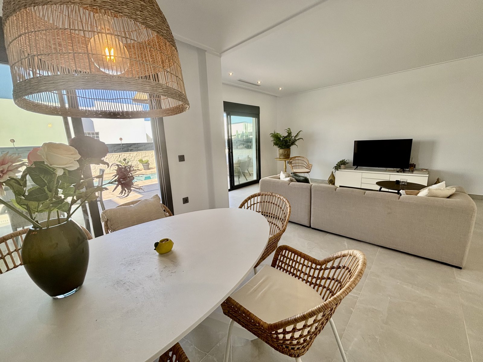  In der charmanten Stadt Benijófar gelegen, bietet dieses exklusive freistehende Chalet eine perfekte Kombination aus Komfort und Stil. Mit einem mode