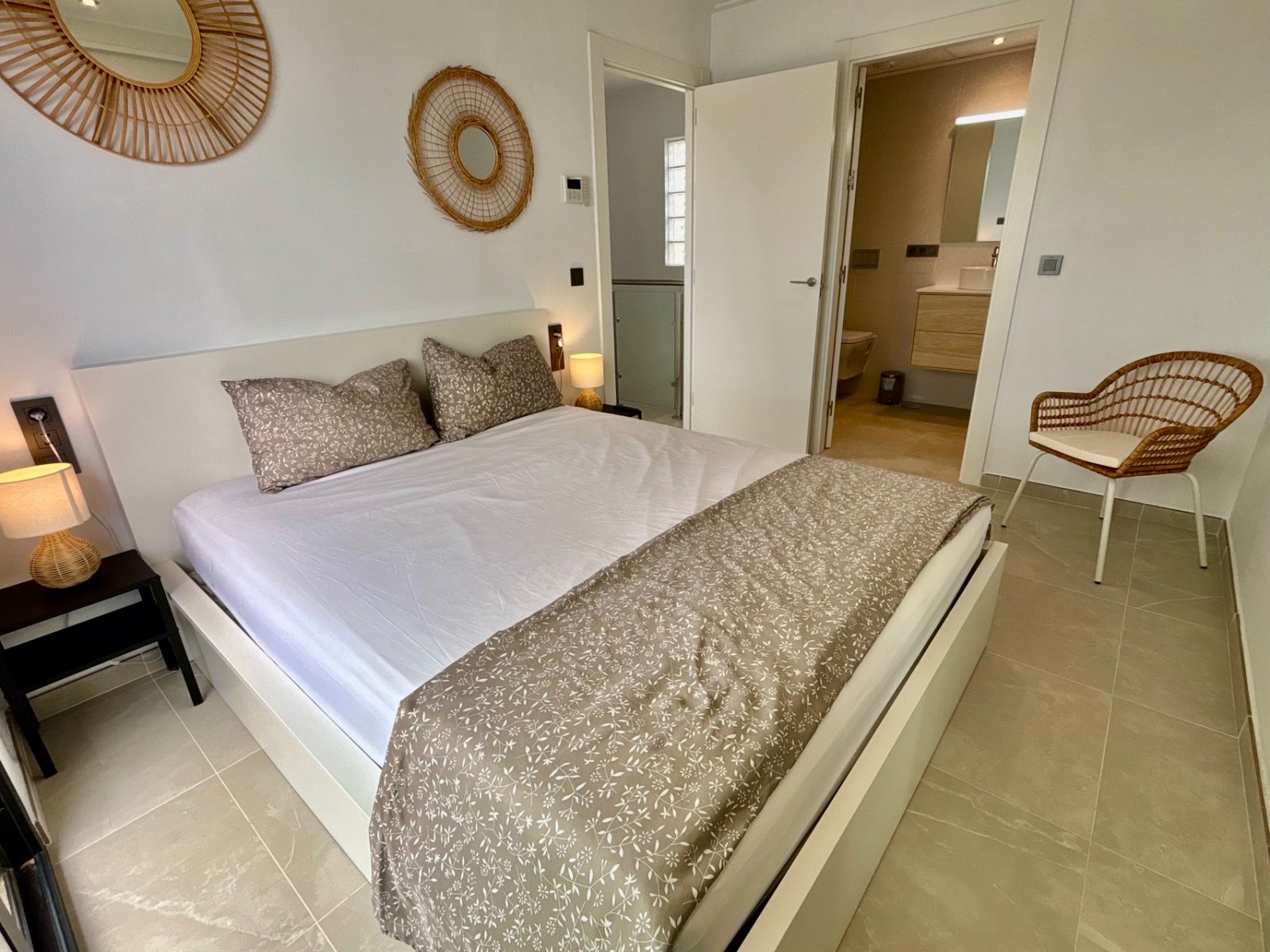  In der charmanten Stadt Benijófar gelegen, bietet dieses exklusive freistehende Chalet eine perfekte Kombination aus Komfort und Stil. Mit einem mode