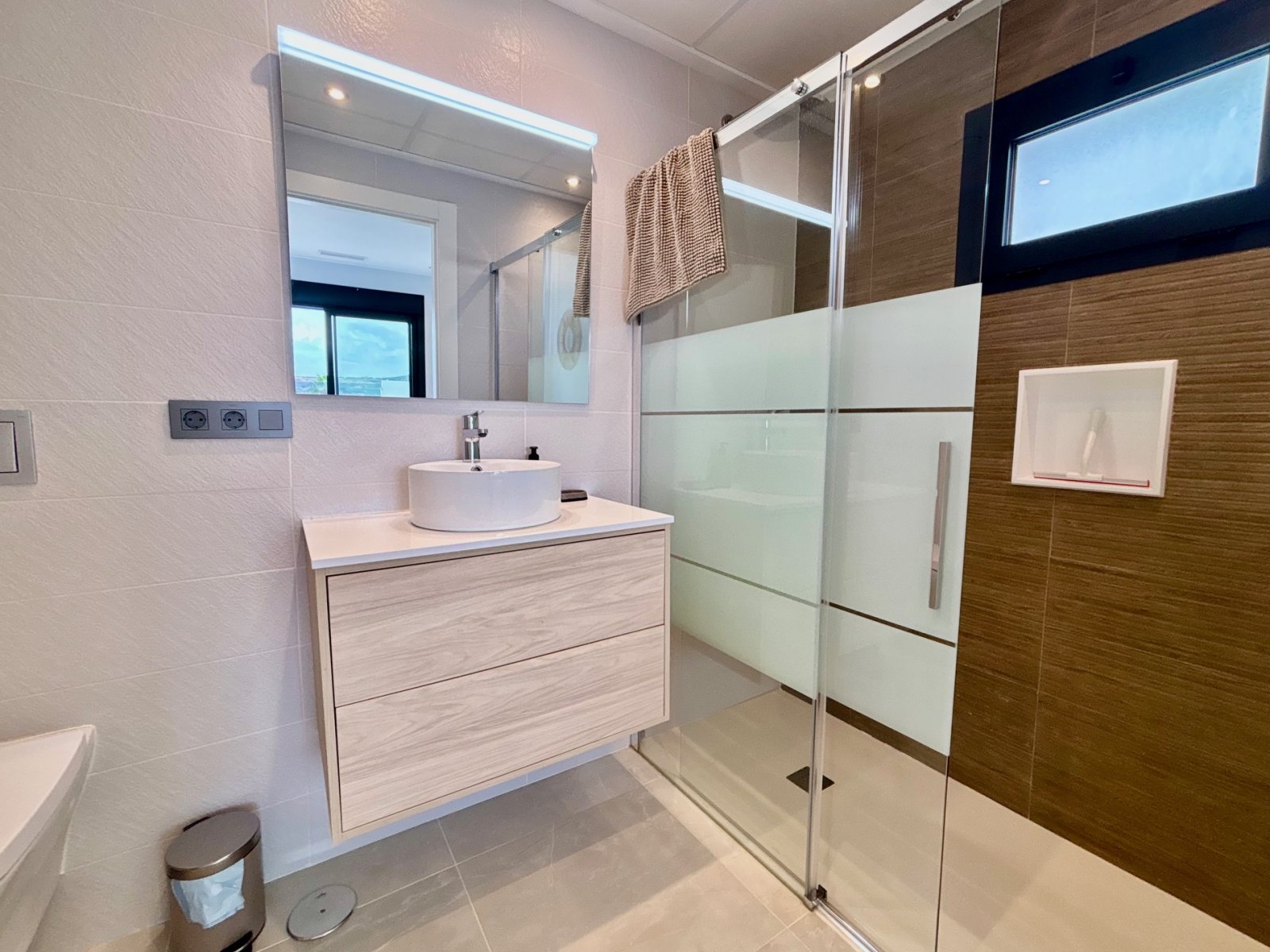  In der charmanten Stadt Benijófar gelegen, bietet dieses exklusive freistehende Chalet eine perfekte Kombination aus Komfort und Stil. Mit einem mode