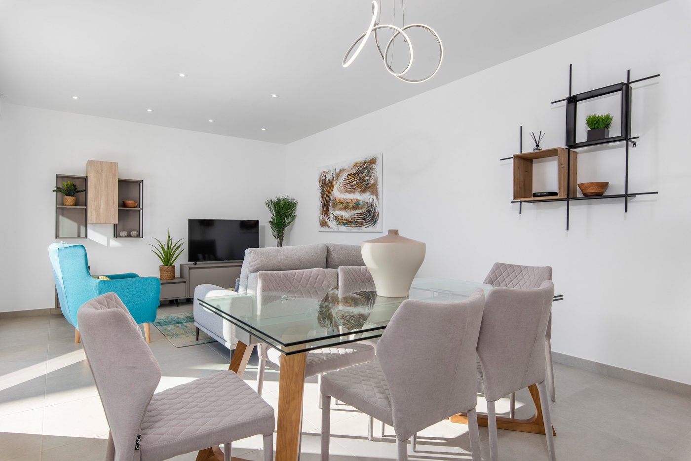  In der charmanten Ortschaft Benijófar gelegen, bietet diese exklusive Sammlung von 8 Immobilien eine ruhige und gut angebundene Wohnumgebung. Die Häu