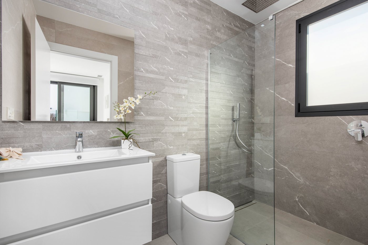  In der charmanten Ortschaft Benijófar gelegen, bietet diese exklusive Sammlung von 8 Immobilien eine ruhige und gut angebundene Wohnumgebung. Die Häu