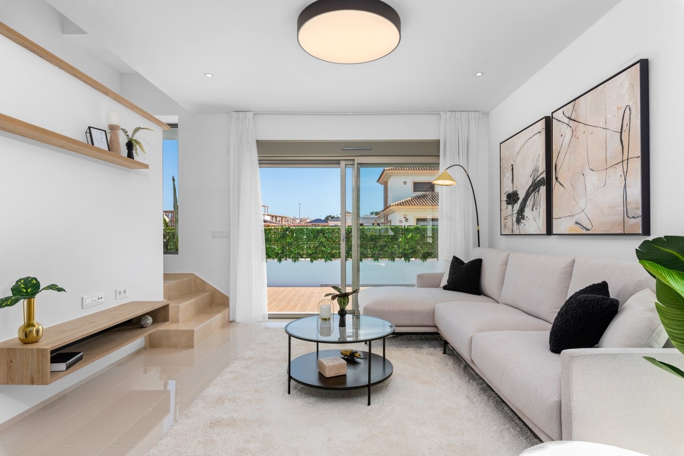  In der charmanten Ortschaft Los Alcázares gelegen, bieten diese freistehenden Chalets eine einzigartige Gelegenheit, eine privilegierte Umgebung zu g