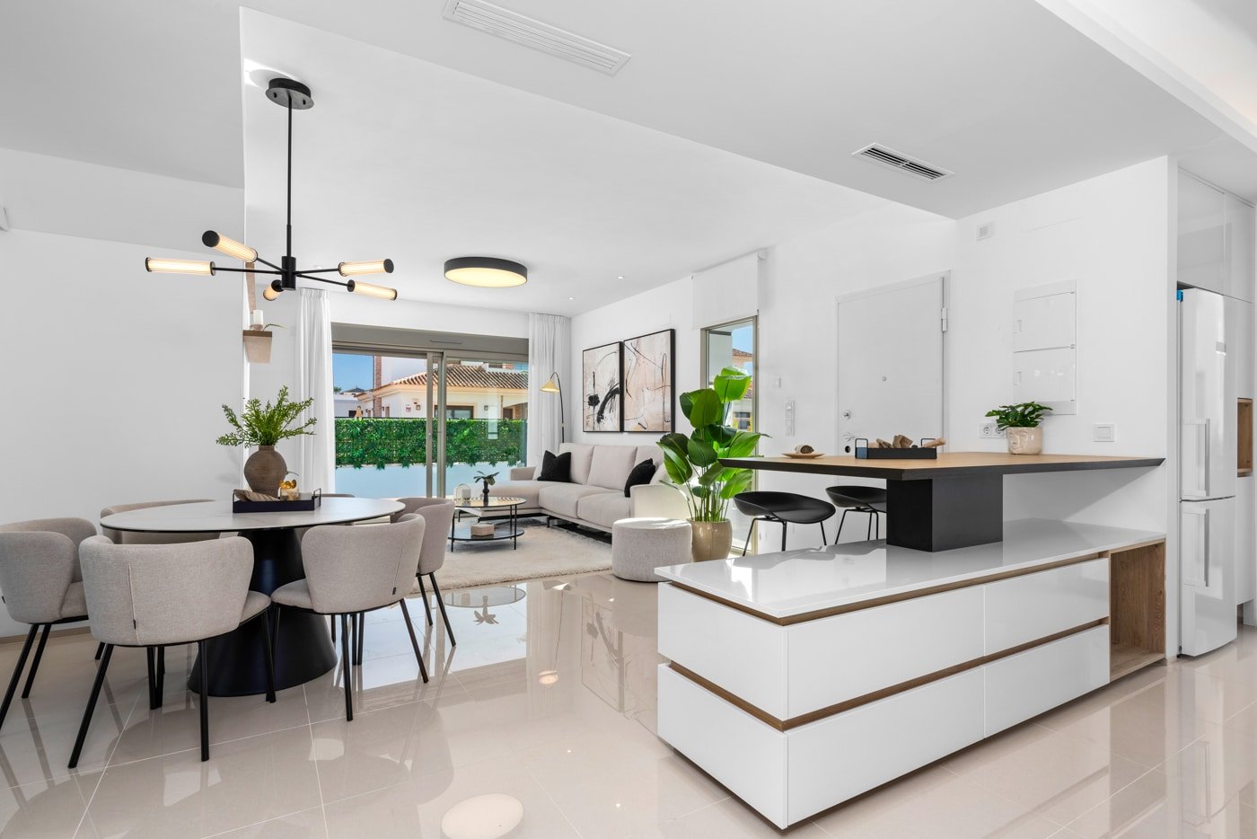  In der charmanten Ortschaft Los Alcázares gelegen, bieten diese freistehenden Chalets eine einzigartige Gelegenheit, eine privilegierte Umgebung zu g