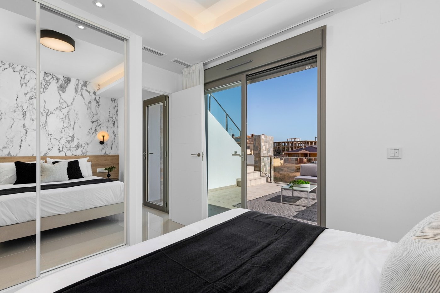  In der charmanten Ortschaft Los Alcázares gelegen, bieten diese freistehenden Chalets eine einzigartige Gelegenheit, eine privilegierte Umgebung zu g