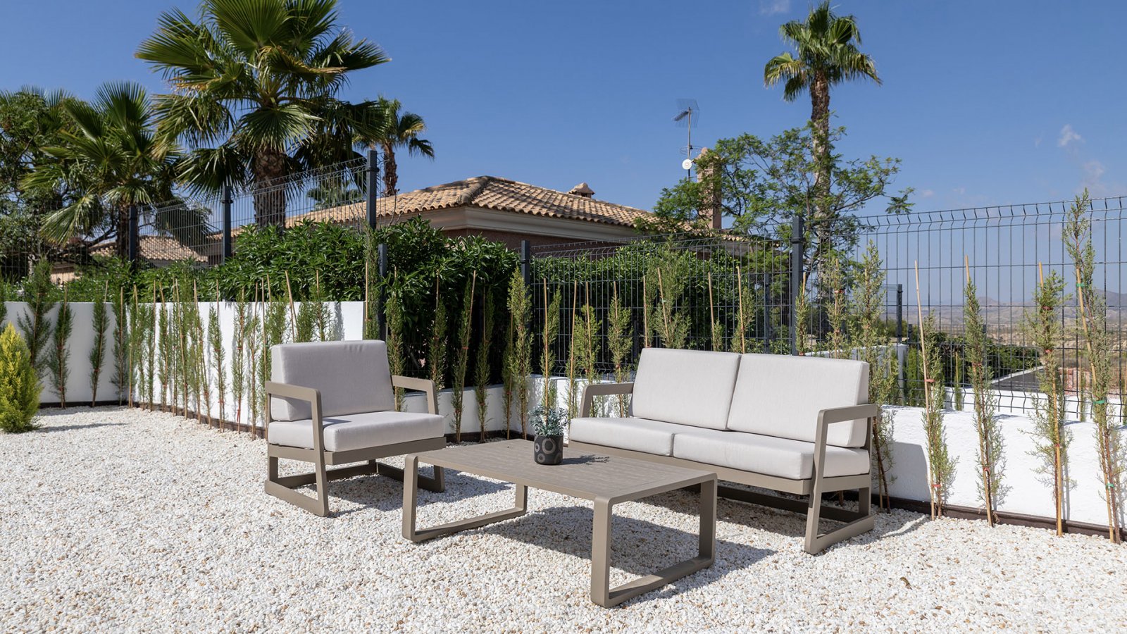  Genießen Sie die Ruhe und den Komfort des Wohnens in einer privaten Urbanisation mit Gemeinschaftspool und Gärten, umgeben von Natur und nur 10 Minut