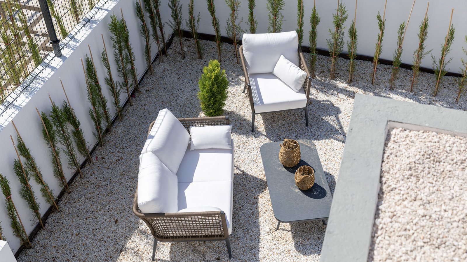  Genießen Sie die Ruhe und den Komfort des Wohnens in einer privaten Urbanisation mit Gemeinschaftspool und Gärten, umgeben von Natur und nur 10 Minut